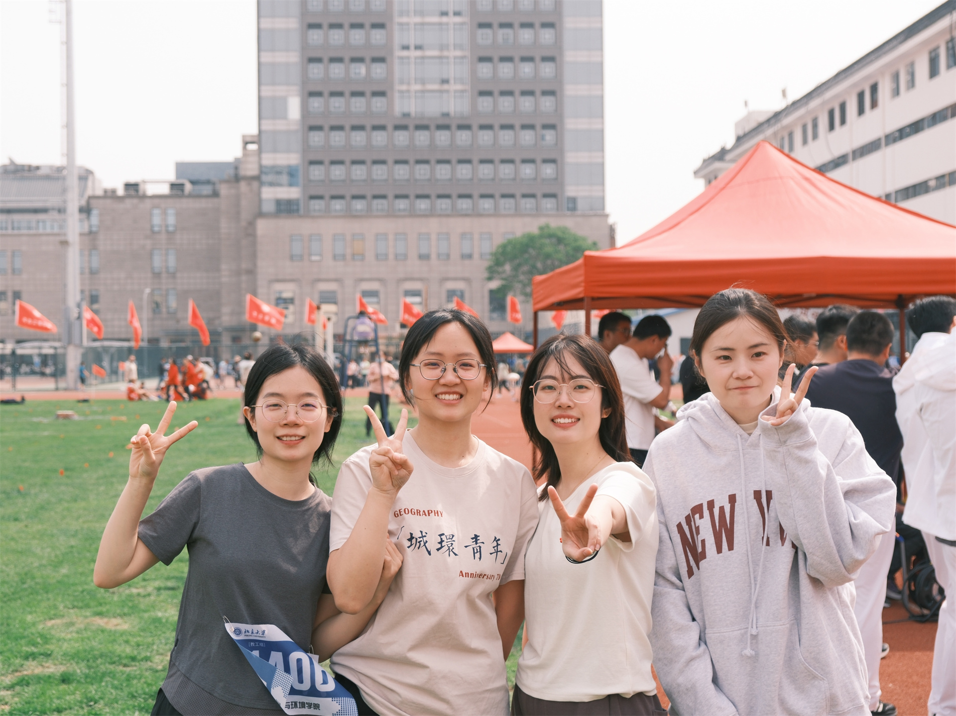 图7-2女子A组4100米队员合影.jpg
